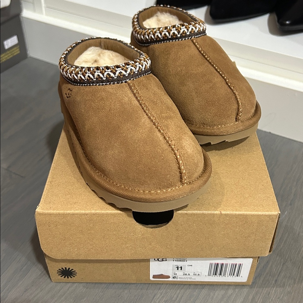 AUTHENTIC UGG Tan Suede Slip-On Shoes
Get both kids size 11 UGGS&CROCS 1 price😊